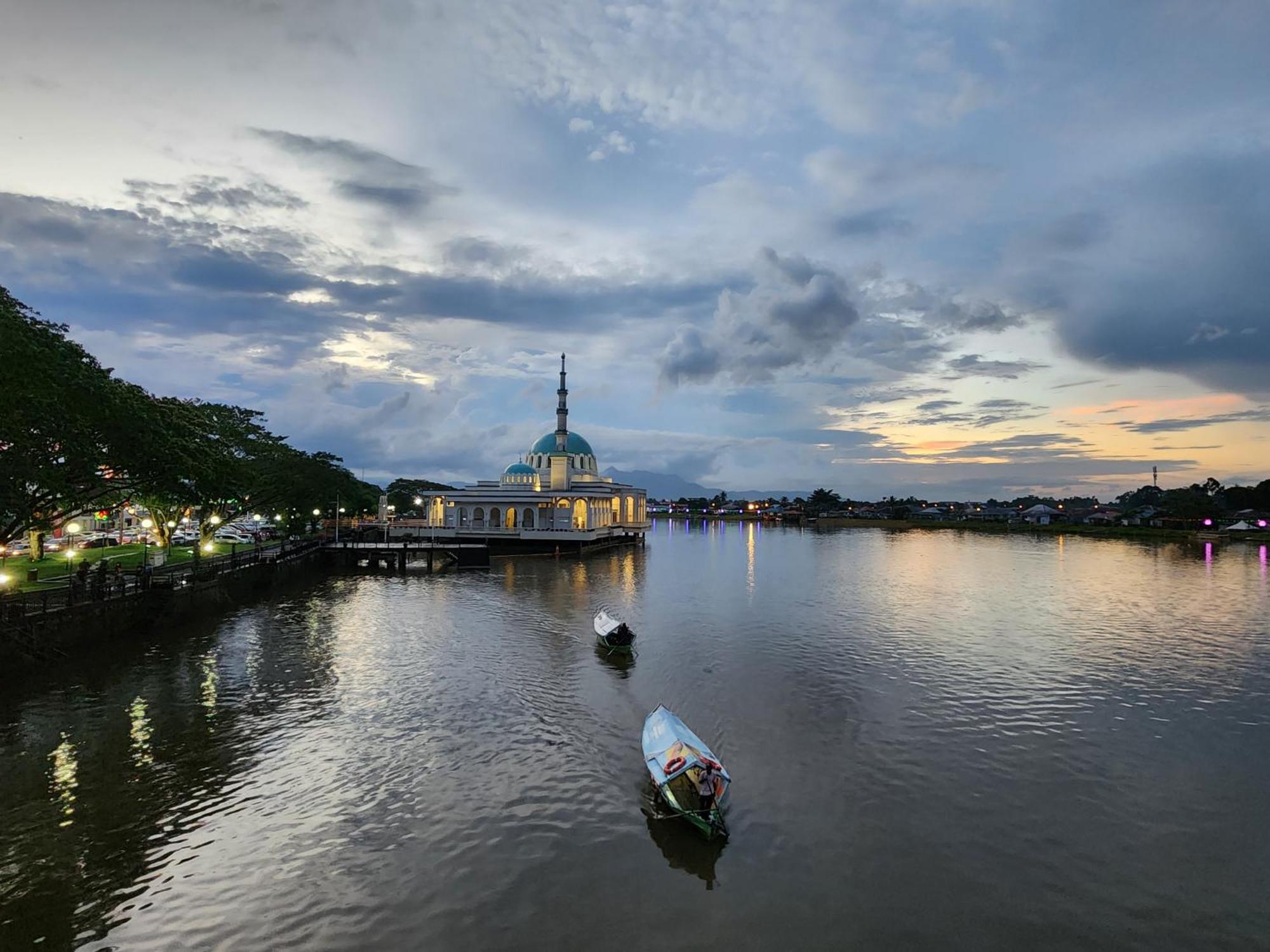 Riverbank Waterfront * Kuching
